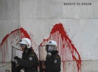 Vandalmi zničený vchod do Národnej banky Grécka