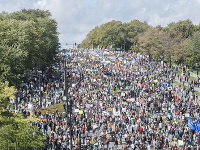 Pol milióna školopovinných detí i dospelých prišlo na klimatický pochod v kanadskom meste Montreal