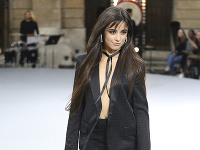 Camila Cabello predviedla model bez podprsenky. 