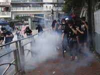 Ľudia si zakrývajú tvár pri zásahu polície slzotvorným plynom na demonštrantov počas protestu v Hongkongu Ľudia si zakrývajú tvár pri zásahu polície slzotvorným plynom na demonštrantov počas protestu v Hongkongu