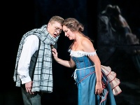 Michaela Várady ako Violetta a Maksym Kutsenko ako Alfredo v novej inscenácii Verdiho La Traviaty v Štátnom divadle Košice.
