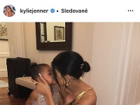 Kylie Jenner robila na svadbe spoločnosť jej dcérka Stormi. 