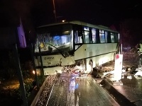 Tragická zrážka linkového autobusu a Audi v okrese Námestovo.