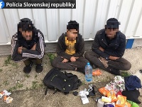 V prívese kamióna objavili nelegálnych migrantov z Afganistanu. V prívese kamióna objavili nelegálnych migrantov z Afganistanu.