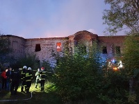 Požiar sa podarilo lokalizovať, budova ostala prakticky bez strechy.