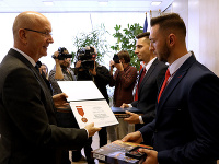 Minister obrany SR Peter Gajdoš na pôde rezortu obrany ocenil Ľuboša Hana a Lukáša Lendela.