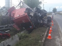 Vodič kamióna nehodu neprežil. Vodič kamióna nehodu neprežil.