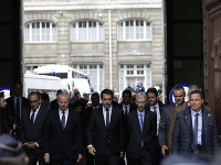 Christophe Castaner (v strede) Christophe Castaner (v strede)