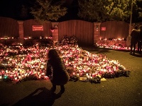 Smútiaca verejnosť prináša pražskej vile Karla Gotta na Bertramke kvetiny a zapaľujú sviečky na jeho pamiatku