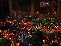 Smútiaca verejnosť prináša pražskej vile Karla Gotta na Bertramke kvetiny a zapaľujú sviečky na jeho pamiatku