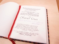 Ľudia písali odkazy zosnulému Karlovi Gottovi.