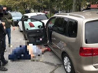 Policajti strieľali po unikajúcom vozidle. Policajti strieľali po unikajúcom vozidle.