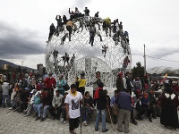 Demonštranti v Ekvádore sa búria, protivládne protesty vrcholia. 