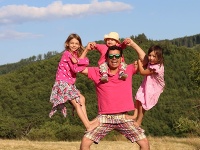 Roman Pomajbo s dcérkami