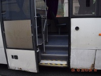Dievča vypadlo z tohto autobusu. Dievča vypadlo z tohto autobusu.