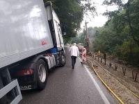 Poľský kamionista ignoroval značky a zablokoval cestu na niekoľko hodín