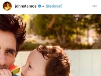 John Stamos si otcovstvo naplno užíva. 