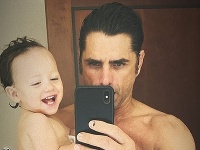 John Stamos zverejnil takúto rozkošnú fotku so svojim synčekom Billym. 