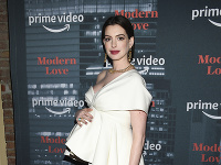 Anne Hathaway vyzerala na červenom koberci skvele. 