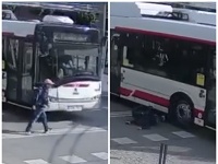 Chlapca zrazil trolejbus. Chlapca zrazil trolejbus.