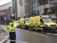 Muž pobodal nožom v nákupnom centre v Manchestri piatich ľudí.