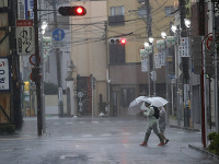 Silný tajfún Hagibis sa blíži k Japonsku, kde meteorológovia varovali pred rekordnými zrážkami a záplavami vo východných a centrálnych častiach krajiny. 