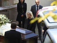 Rodina Karla Gotta dávala svojmu milovanému posledné zbohom na dvore krematória. 