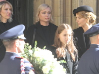 Dominika Gottová na pohreb svojho otca Karla Gotta prišla bez manžela.
