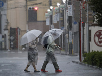 Tokio a okolité oblasti bičuje silný dážď a vietor, ktoré sprevádzajú tajfún Hagibis.