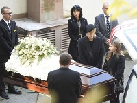 Rodina dala Karlovi Gottovi posledné zbohom na dvore pražského krematória.