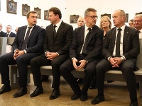 V prvom rade sedel aj predseda NRSR Andrej Danko, predseda českej Poslaneckej snemovne Radek Vondráček, poslanec Martin Glváč či minister obrany Peter Gajdoš.
