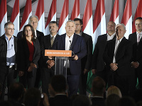Viktor Orbán (v strede)