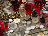Medzi sviečkami a kvetmi sa nájdu aj zaujímavejšie dary, ako napríklad šampanské či bonbóny.