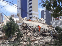 Hasiči pátrajú po preživších v sedemposchodovej budove po kolapse v brazílskom meste Fortaleza Hasiči pátrajú po preživších v sedemposchodovej budove po kolapse v brazílskom meste Fortaleza
