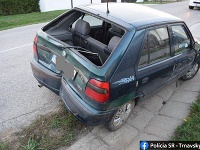 Opitý šofér bez vodičáku narazil do zaparkovaného auta. Opitý šofér bez vodičáku narazil do zaparkovaného auta.