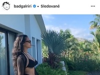 Rihanna vyzerá v plavkách skvele. 