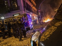 Maskovaný demonštranti v Barcelone