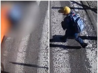 Dieťa vbehlo na cestu, zrazilo ho auto. Dieťa vbehlo na cestu, zrazilo ho auto.