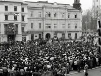 Zhromaždenie študentov vysokých škôl na Námestí SNP v Banskej Bystrici 21. novembra 1989.