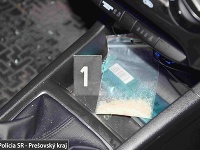 Policajti v aute objavili drogy.