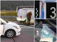 Policajti v aute objavili drogy. Policajti v aute objavili drogy.
