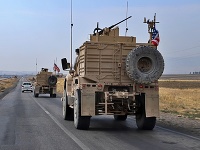 Americkí vojaci opúšťajúci Sýriu nemôžu zostať v Iraku