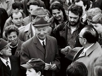 Alexander Dubček v roku 1990. Alexander Dubček v roku 1990.