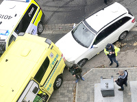 Muž v Osle vrazil ukradnutou sanitkou do davu