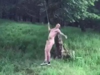 Lewis Ellis zverejnil video, kde je úplne nahý.