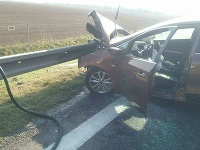 Trnavskí hasiči momentálne zasahujú pri dopravnej nehode, ktorá sa stala na 3,5 kilometri rýchlostnej cesty R1 v smere na Trnavu pred výjazdom na Trenčín.