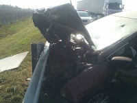 Trnavskí hasiči momentálne zasahujú pri dopravnej nehode, ktorá sa stala na 3,5 kilometri rýchlostnej cesty R1 v smere na Trnavu pred výjazdom na Trenčín.