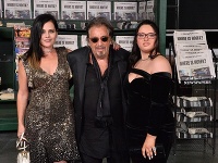 Al Pacino vzal na slávnostnú premiéru svoju partnerku a dcéru. 