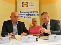 Zľava - Peter Vanek, riaditeľ nemocnice, Elena Nemcová, primárka novorodeneckého oddelenia, Matúš Gala, generálny riaditeľ Lidl Slovensko