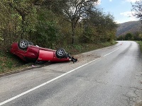 Vodič prevrátil auto na strechu Vodič prevrátil auto na strechu